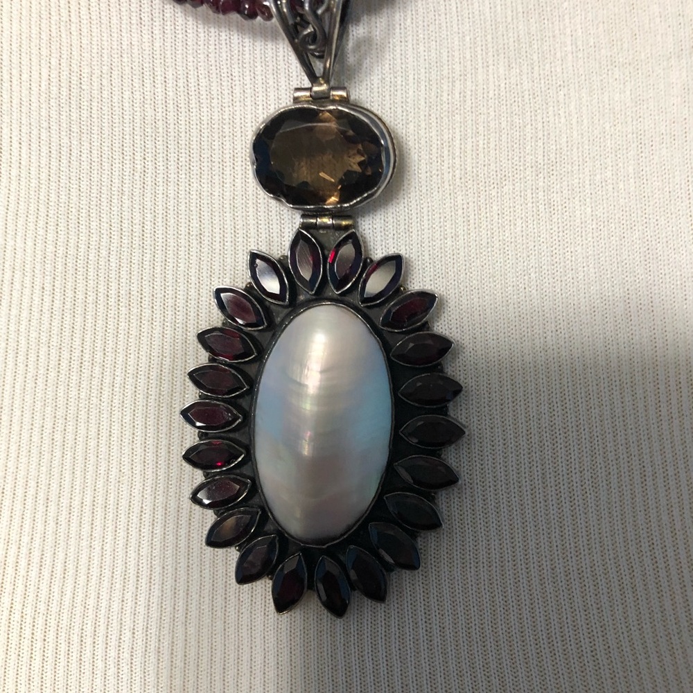 Fine garnet necklace with pendant